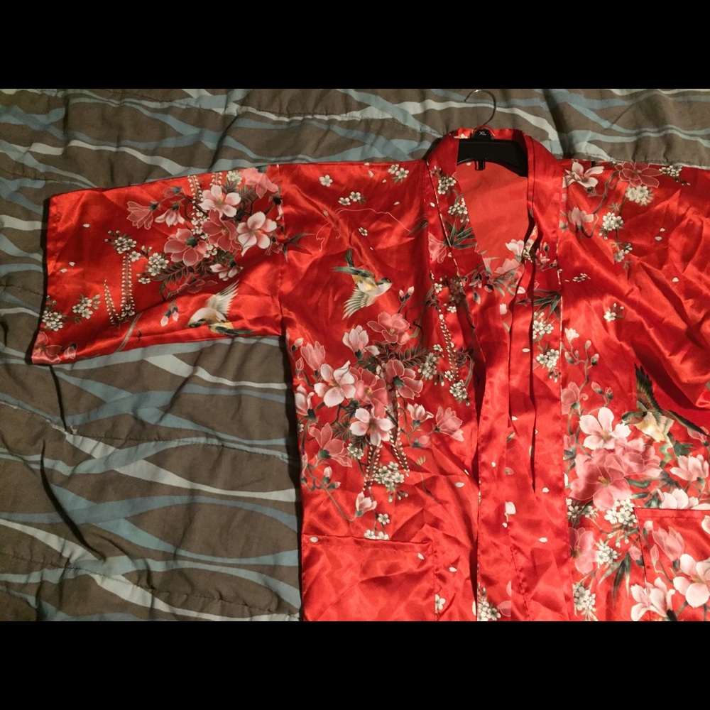 Pretty Floral Japanese Kimono 👘 Silky.